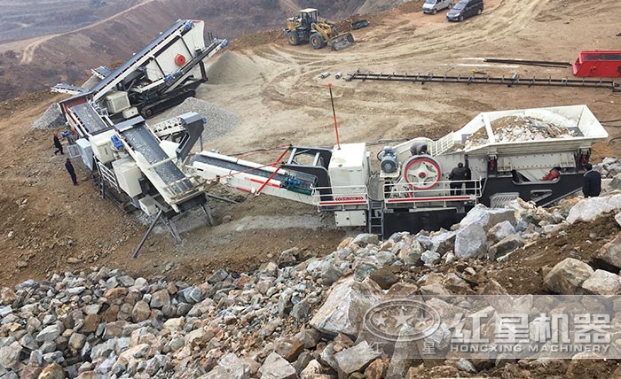 履帶式石料破碎站三機(jī)聯(lián)合作業(yè)現(xiàn)場