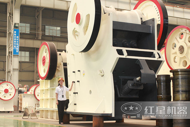 大型鄂式破石機(jī)車間實拍