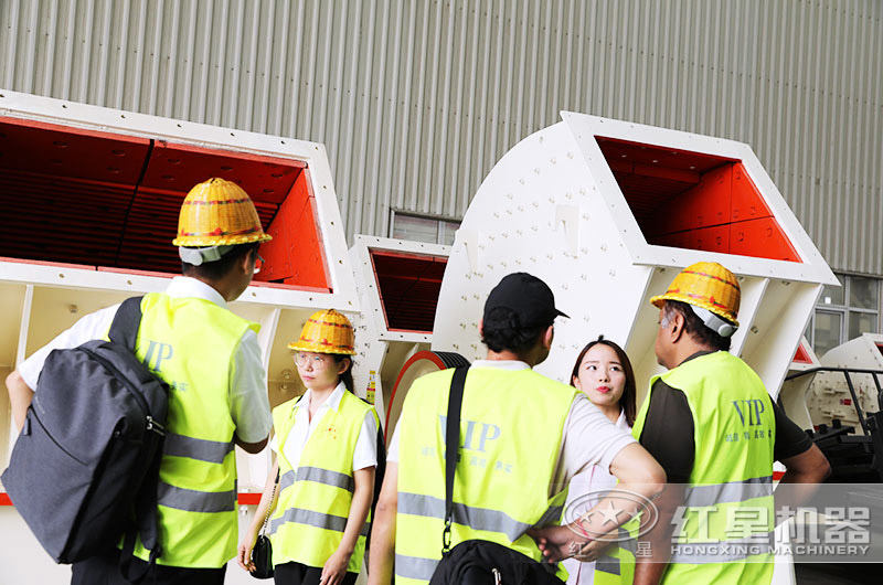 用戶來廠參觀小型錘式破碎機 用戶來廠參觀小型錘式破碎機