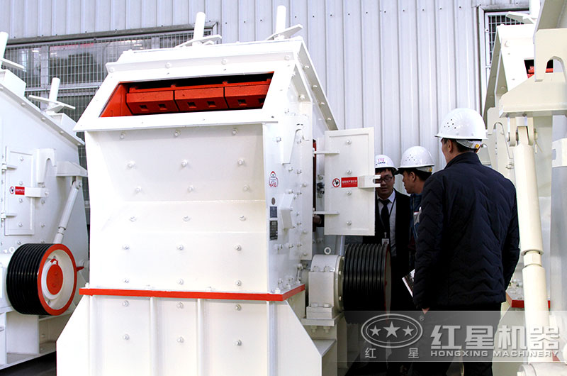 紅星客戶到廠參觀考察煤矸石粉碎機 紅星客戶到廠參觀考察煤矸石粉碎機