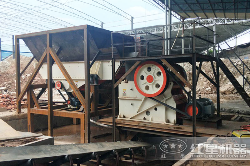 江西客戶大型破石機(jī)工作現(xiàn)場圖片