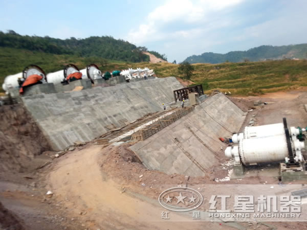 球磨機(jī)工作現(xiàn)場 球磨機(jī)工作現(xiàn)場